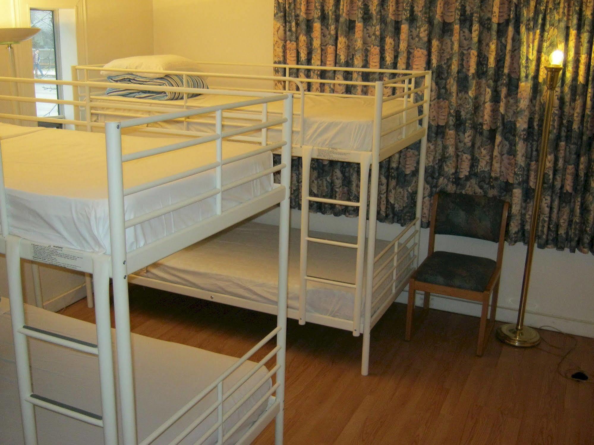 Kelowna Okanagan Lake Hostel Bagian luar foto
